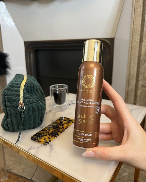 🎁 JOUR 18 : GAGNEZ VOTRE SPRAY BRONZANT INTENSE + AU CHANVRE ! 🎁Aujourd’hui, place à l’un de nos favoris : le Spray Bronzant Intense + au Chanvre, notre version la plus intense, éclat et confort pour votre peau… sans compromis ✨Pour participer :
1️⃣ Suivez @botancosmetics
2️⃣ Likez ce post
3️⃣ Commentez en répondant : Quel résultat vous fait craquer : lumineux, mat ou mat profond ? 💬#botancosmetics #botan #spraytan #spraytanfrance #bronzageintense #chanvre #hempbeauty #glownaturel #beauteeninstitut #estheticiennefrance #probeautefrance #tanartist #bronzenaturel #glowup #cleanbeautyfrance #concoursinstagram #giveawayfrance #calendrierdelavent #beautenaturelle