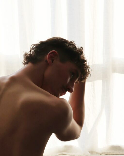 Le glow au masculin. 🪐✨L'envie d'un teint hâlé sain et naturel n'a pas de genre. Aujourd'hui, les hommes bousculent les codes de l'esthétique et s'approprient les soins de la peau avec une exigence simple : de l'efficacité, de la discrétion.#botancosmetics #spraytanpro #spraytanhomme #teinthale