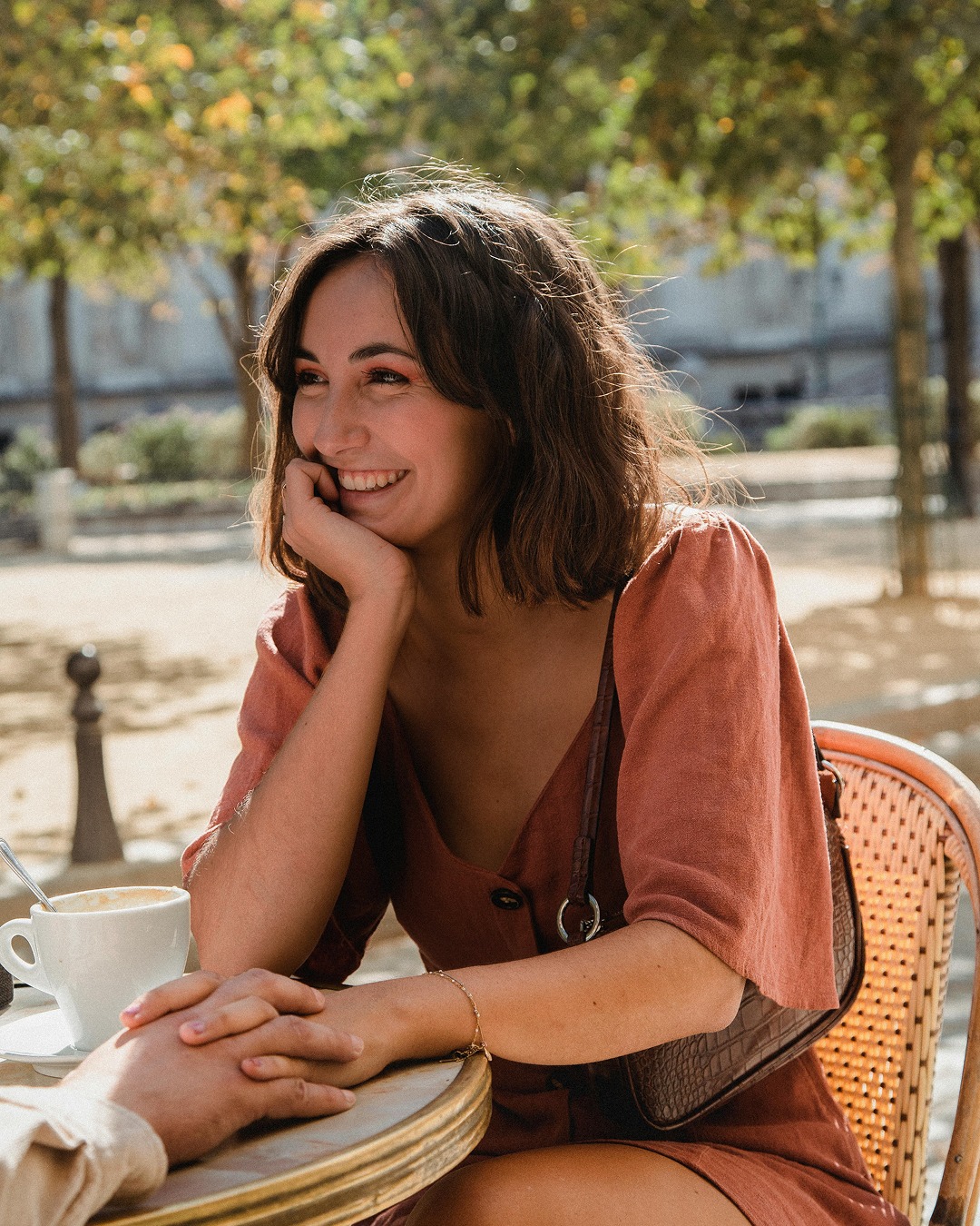 Le meilleur accessoire. 🤍
Il suffit d'une séance pour comprendre : un teint doré et lumineux change immédiatement l'allure. C'est cette confiance instantanée qui permet de troquer le maquillage lourd contre une peau nue et de sublimer la plus simple des robes en terrasse.
C'est l'effet "bonne mine" immédiat qui infuse une assurance folle au quotidien. ✨#botancosmetics #professionneldelabeaute #bonnemine #spraytan #glow
