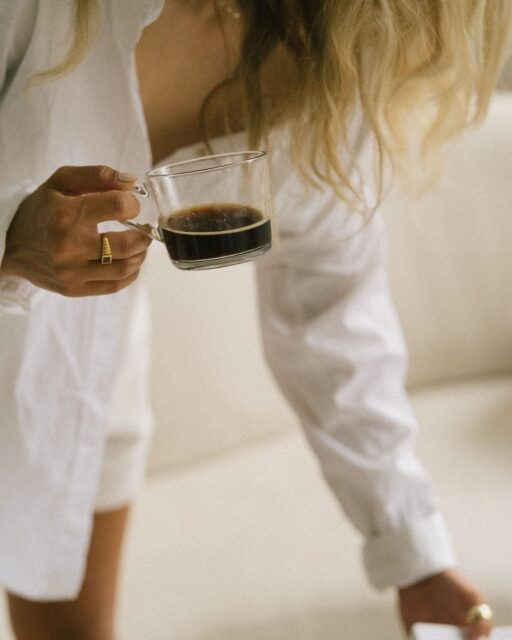 Le hâle pose la base de tout. Parce qu'il sublime la peau instantanément, peu importe ce qu'on enfile, la silhouette a ce chic immédiat, sans effort.

Résultat ? Ce temps qu'on ne passe plus à rattraper un teint fatigué, on le récupère. Pour soi.

Juste le temps de s'asseoir, de savourer son café chaud et de laisser la matinée commencer doucement. Le confort absolu d'un soin qui fait gagner du temps pour mieux savourer l'essentiel. ✨ 

#botancosmetics #spraytan #institutdebeaute #teintdore #lifestylebeauté