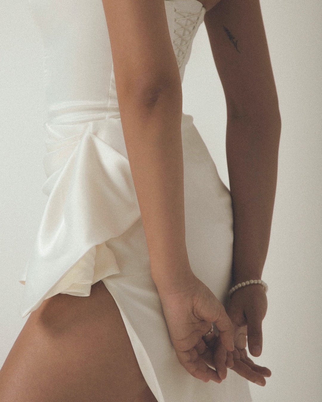 💍 Pourquoi proposer un spray tan BOTAN pour un mariage ?
Parce que le jour J, vos clients veulent se sentir rayonnants et confiants.
Se sentir sublimés et sereins pour chaque photo.
Mettre en valeur leur tenue et leur peau.
Profiter pleinement de la journée, en toute confiance.Pour accompagner vos clients, vous pouvez organiser :
1️⃣ Séance test – 3 à 4 semaines avant le mariage
2️⃣ Séance finale – 2 à 3 jours avant le jour JEnregistrez ce post pour garder ces conseils à portée de main et proposer un hâle parfait à vos clients pour leur mariage.#botancosmetics #botan #spraytanprofessionnel #institutdebeaute #esthetiqueprofessionnelle #soinsprofessionnels #beautepro #spraytanfrance #hâlenaturel #veganbeautypro #bienetreprofessionnel #mariage #mariage2025 #offrespecialemariage #conseilspro