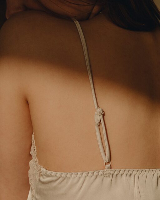 Le spray tan, l'allié incontournable du grand chassé-croisé de l'été. ✈️☀️En ce moment en cabine, vous accueillez deux profils bien distincts :
📦 La team "Avant-Départ" : Ceux qui veulent arriver sur la plage avec un teint déjà doré et se sentir instantanément à l'aise dès le premier jour.
🎒 La team "Retour de vacances" : Ceux qui veulent prolonger leur hâle naturel et garder cet effet bonne mine le plus longtemps possible pour la reprise.Peu importe leur objectif, le spray tan offre ce résultat sur-mesure et immédiat qu'ils recherchent tant.#botancosmetics #institutdebeaute #estheticienne #teinthale #bronzagesanssoleil