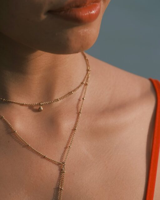 L’art de faire vibrer les couleurs les plus intenses de votre dressing. ✨Le rouge, le fuchsia ou le vert néon ont un point commun : ils pardonnent rarement les teints ternes. Quand la peau manque d'éclat, ces teintes ont tendance à marquer les petites rougeurs du visage ou à faire paraître le teint plus pâle par contraste.C’est exactement là que le Spray Tan fait la différence. En apportant un hâle doré homogène et unifié. Les couleurs vives ne jurent plus avec la peau.#botancosmetics #spraytanfrance #bronzangesansuv #styleestival #esthetiquepro