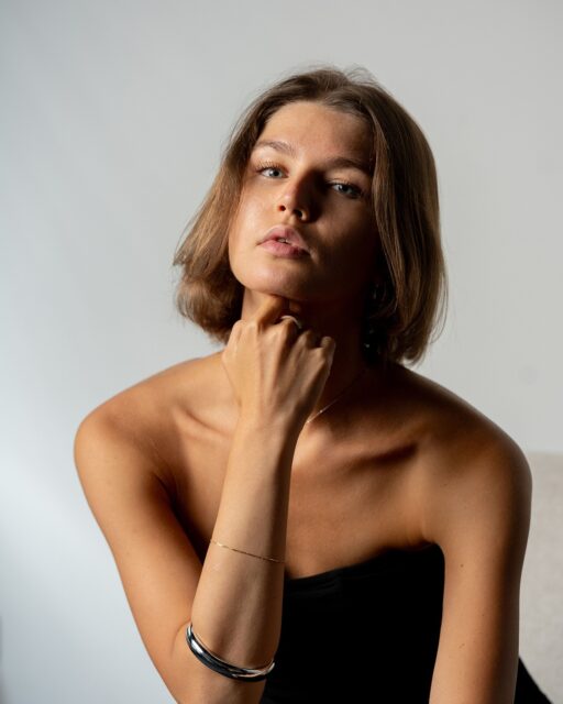 Et si la plus belle des mises en beauté, c'était de n'en faire qu'à sa tête... et de poser le fond de teint ?Ce hâle doré et lumineux, c'est celui qui change la routine. Une peau éclatante de santé, réchauffée, qui se suffit à elle-même dès le réveil. On allège la trousse de maquillage, on laisse respirer l'épiderme, et on garde uniquement ce glow naturel qui habille le visage.Le vrai luxe en institut, c'est d'offrir ce sentiment de liberté : afficher une peau nue, fraîche et sublimée toute l'année, sans artifice.Moins de couches, plus d'éclat. C'est ça, le hâle naturel signé BOTAN 🤎#botancosmetics #spraytanfrance #nomakeupmakeup #glowyskin #teintdore